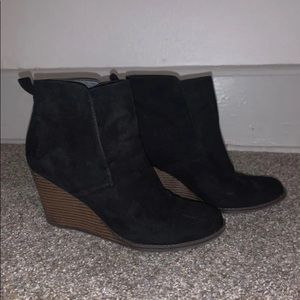 Black wedges
